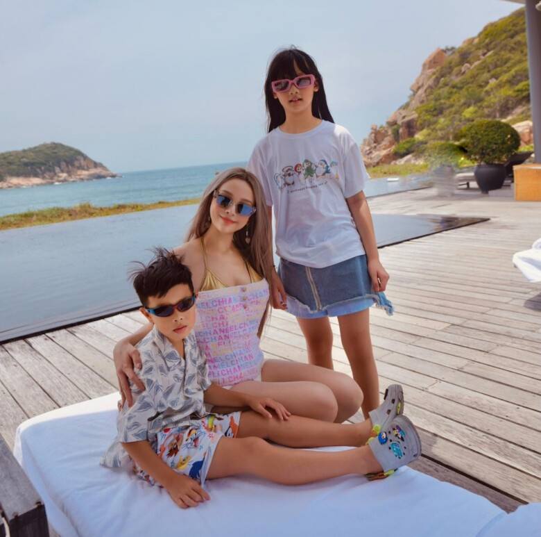 Huyền Baby bên 2 con. (Ảnh: FBNV)
