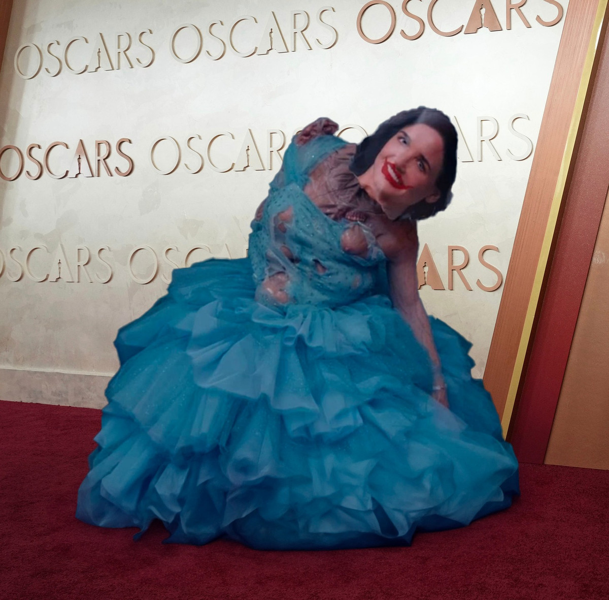 Nữ diễn viên xuất hiện trên thảm đỏ Oscar 2025 với thân hình biến dạng (Ảnh: McJesse). 