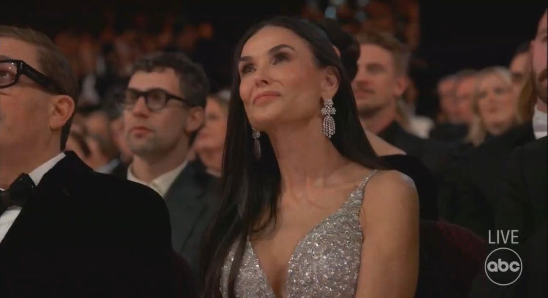 Demi Moore bị đàn em vượt mặt tại Oscar 2025. Ảnh: X