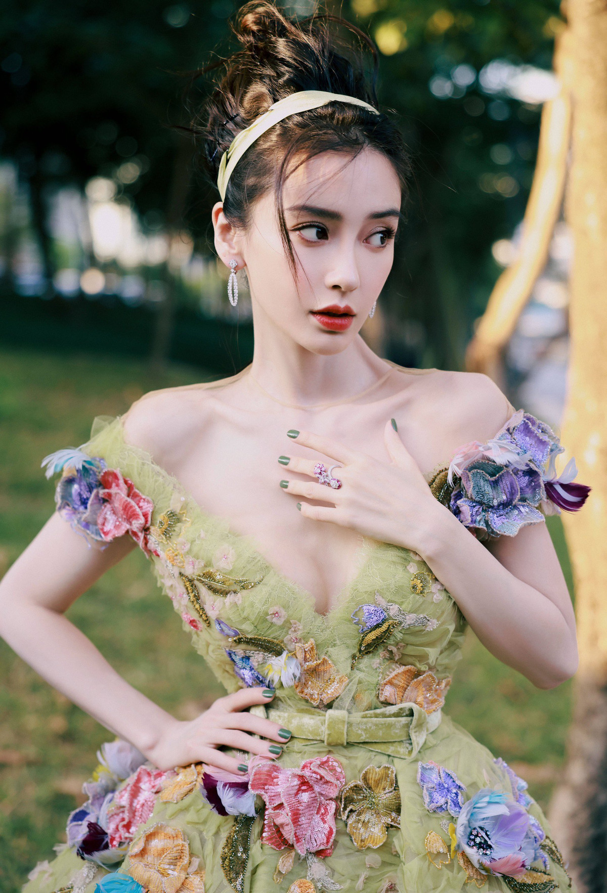 Đã được gỡ lệnh cấm nhưng Angelababy vẫn khó tiếp tục sự nghiệp. (Ảnh: Weibo)