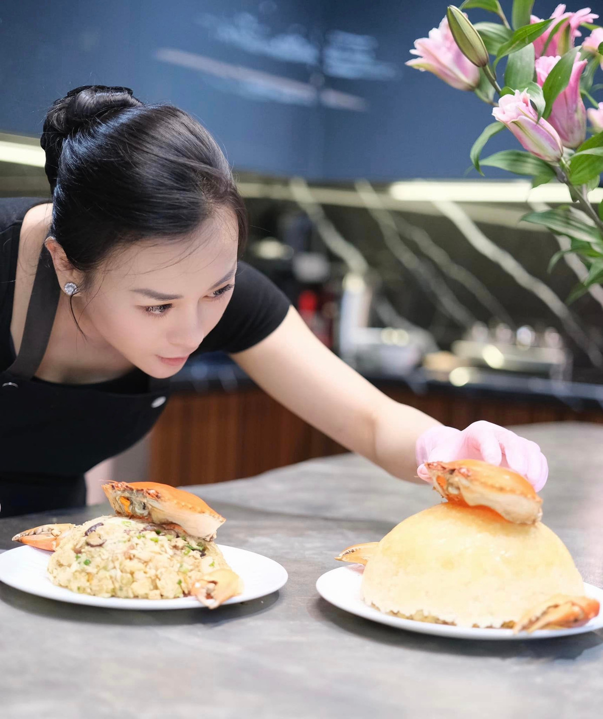 Phương Oanh vào bếp nấu món xôi cua. Nhiều người dành lời khen ngợi trước sự khéo tay của nữ diễn viên. (Ảnh FBNV)