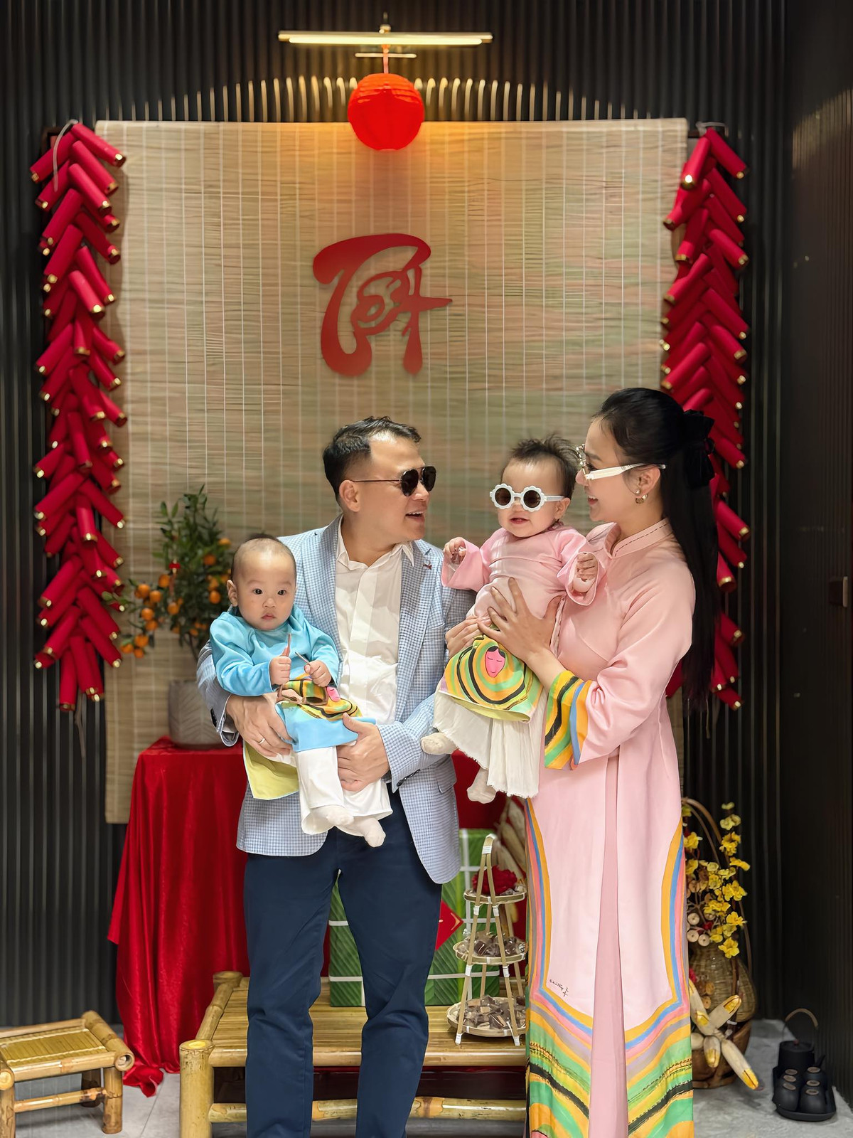 Gia đình nhỏ của Phương Oanh và Shark Bình. (Ảnh FBNV)
