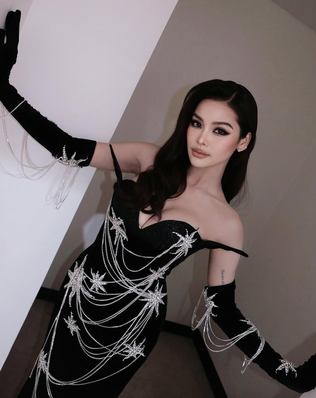 Hoa hậu Engfa Waraha sở hữu tổng thu nhập từ chứng khoán khoảng 23,5 tỷ đồng. (Ảnh: FBNV)