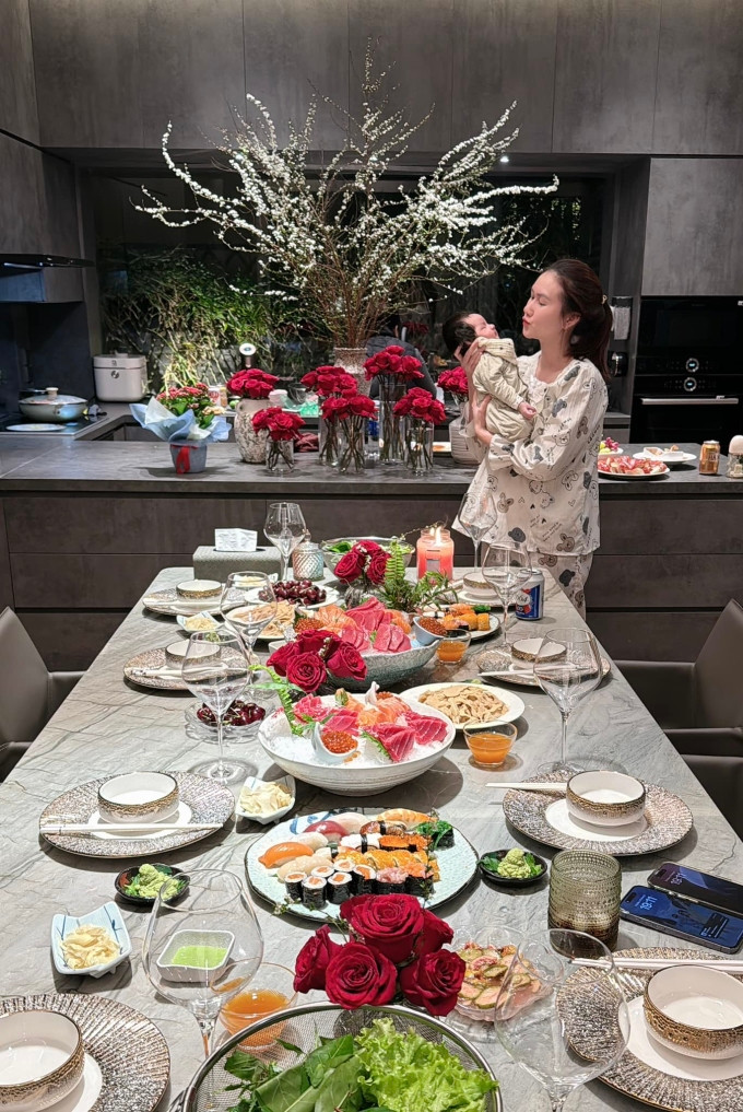 Hương Giang tổ chức tiệc mừng đầy tháng con trai Udon (Ảnh: Facebook nhân vật). 