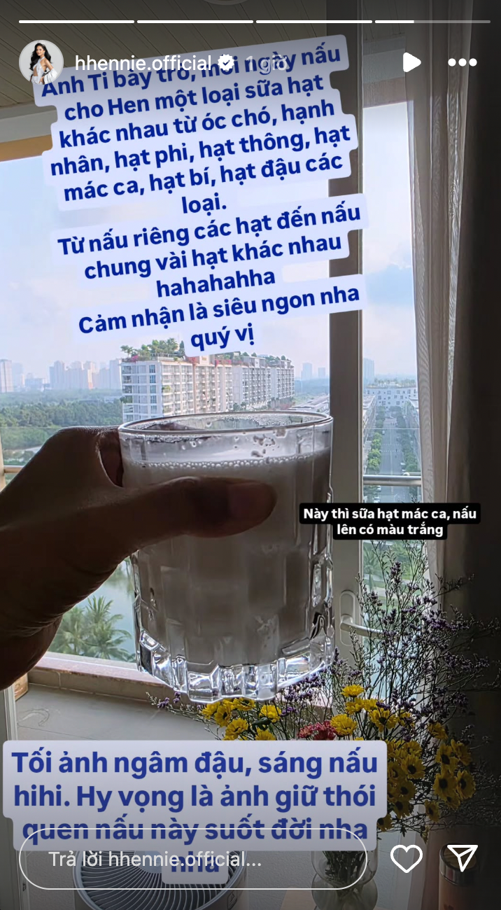 Chồng tương lai nấu sữa hạt mỗi ngày cho H'Hen Niê, chăm sóc cô tận tình và chu đáo. (Ảnh chụp màn hình)