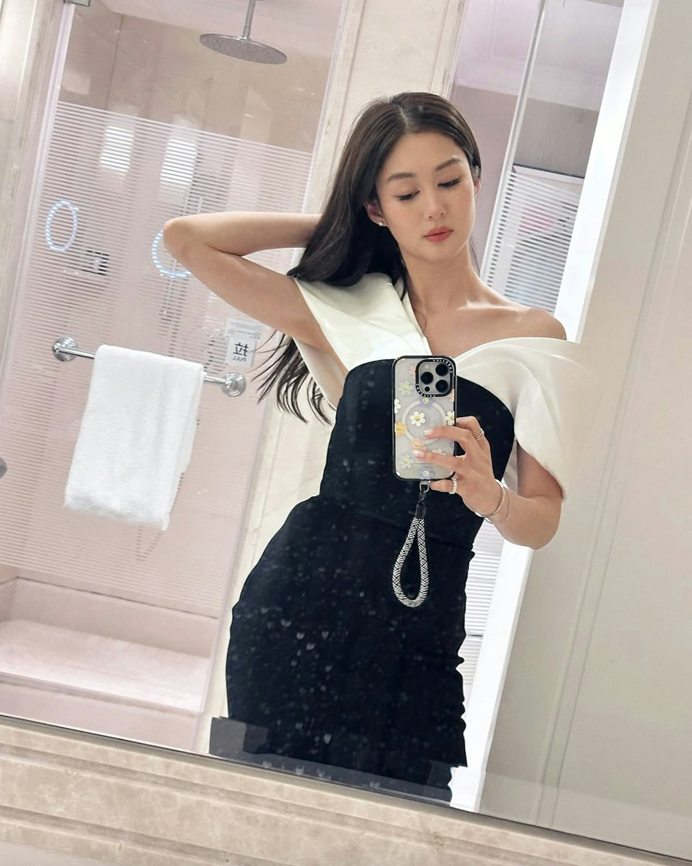 Sầm Lệ Sương ngày càng trẻ trung, nhan sắc thăng hạng đáng kể dù đã 'vượt cạn'. (Ảnh: HK01)