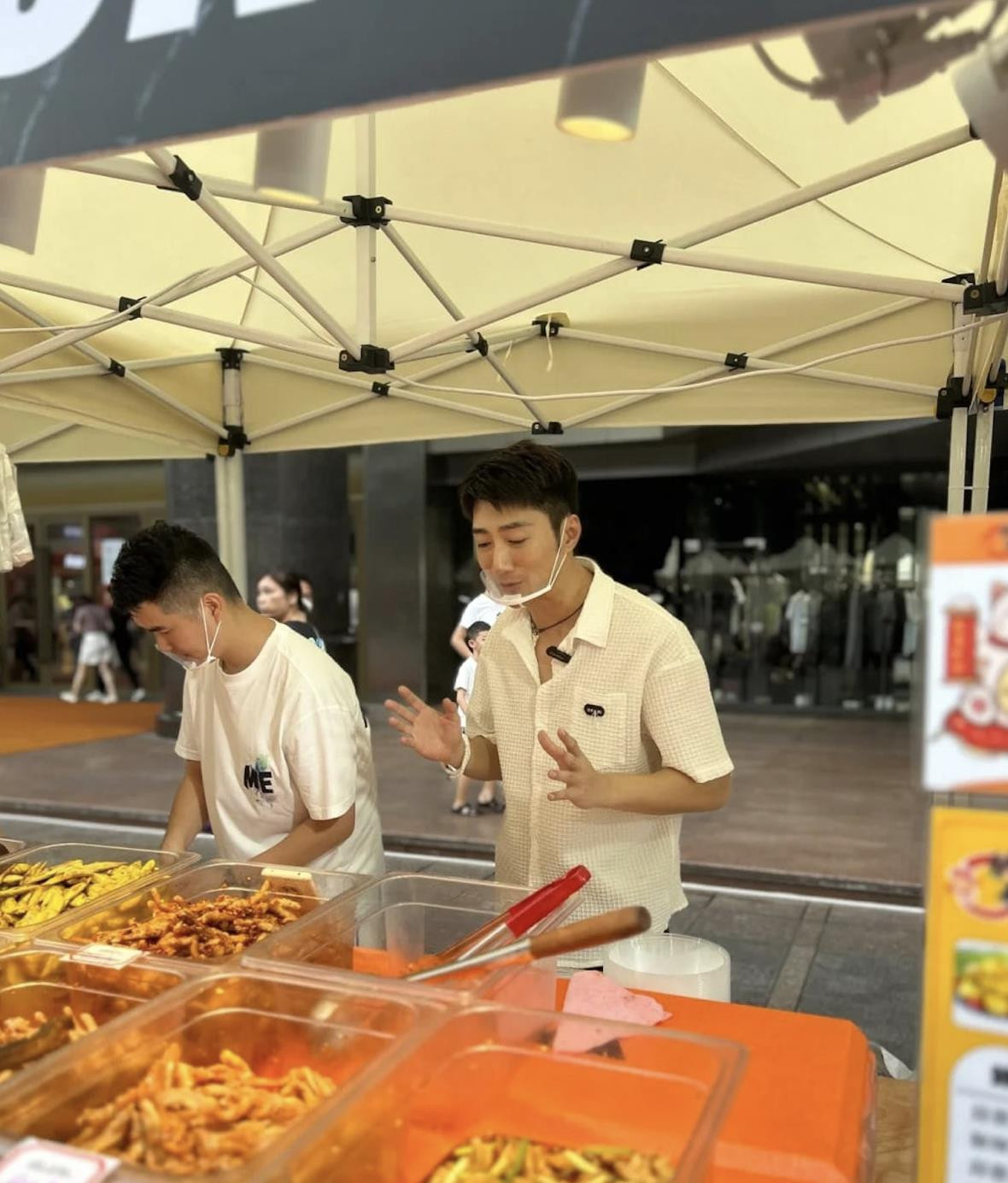 Sạp chân gà của Thái Kỳ Tuấn làm ăn rất tốt. (Ảnh: QQ)