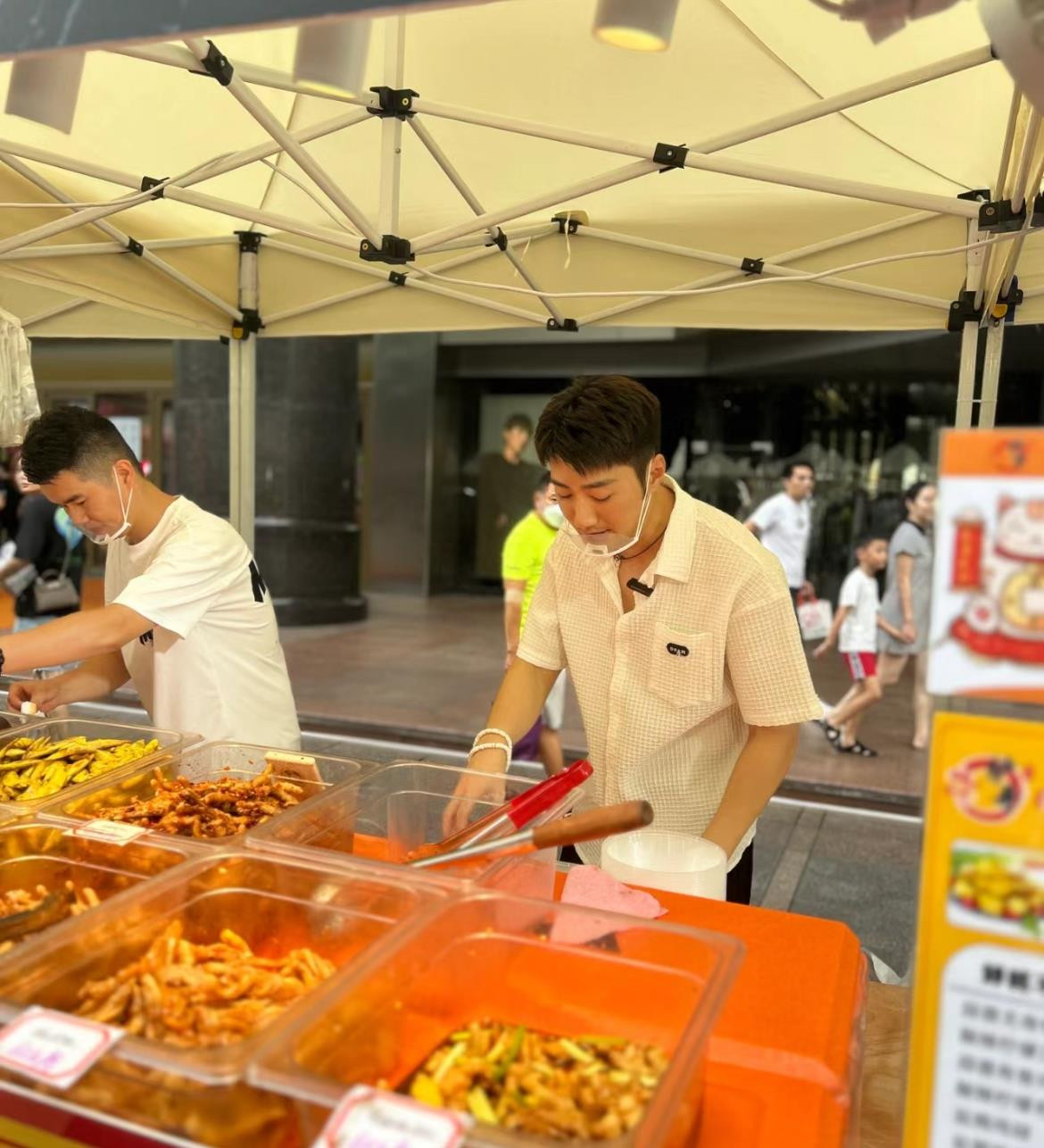 Từ một diễn viên, Thái Kỳ Tuấn đã chọn giải nghệ để đi bán chân gà. (Ảnh: QQ)