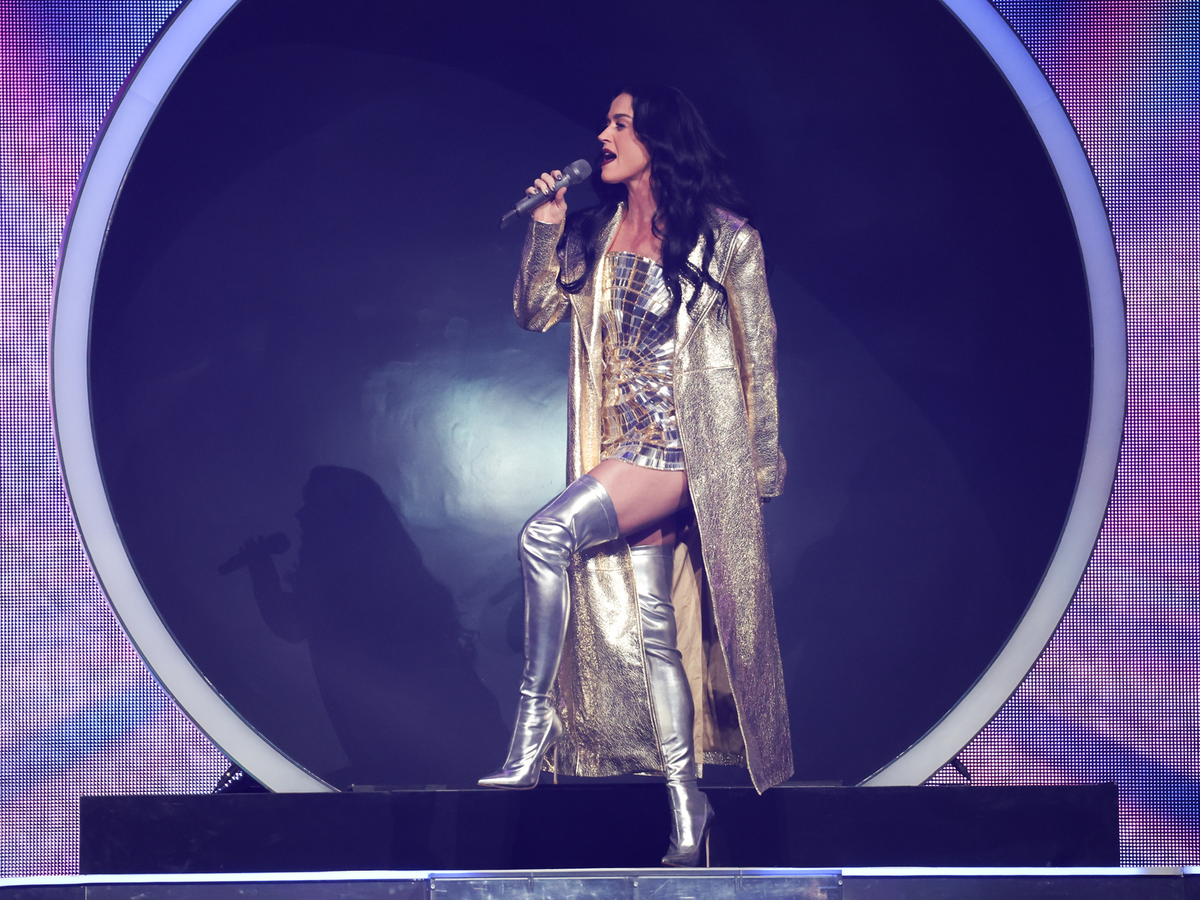 Từng 'không đội trời chung', Katy Perry nay bất ngờ 'cầu cứu' Taylor Swift Ảnh 1