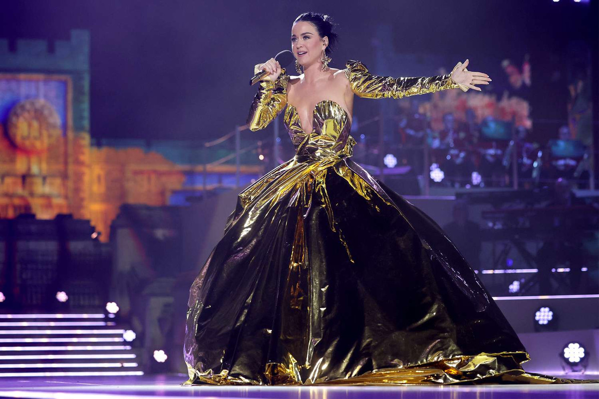 Từng 'không đội trời chung', Katy Perry nay bất ngờ 'cầu cứu' Taylor Swift Ảnh 2