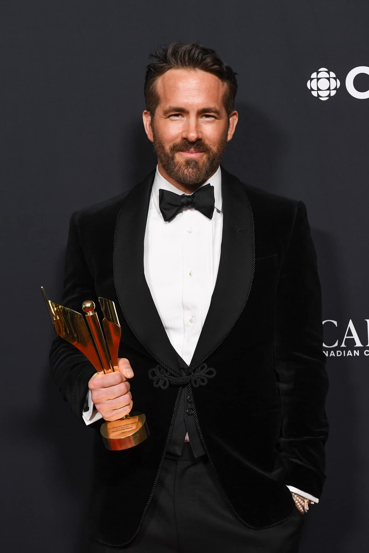 Kém top 1 có 3 triệu USD nên Ryan Reynolds đành ngậm ngùi xếp sau. (Ảnh: Facebook)