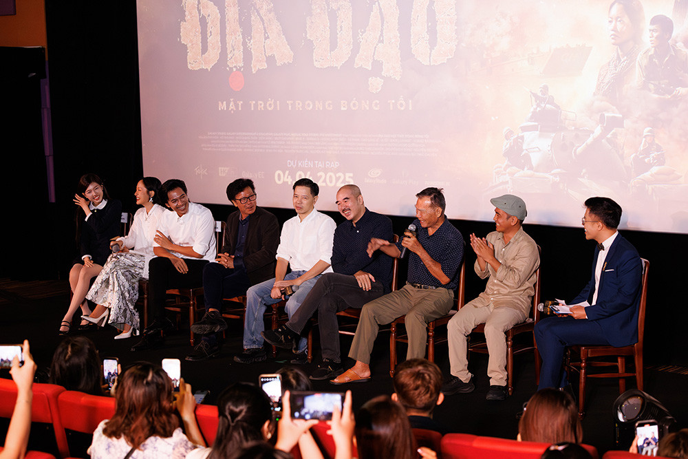 Ê-kíp và dàn diễn viên phim trong buổi showcase.