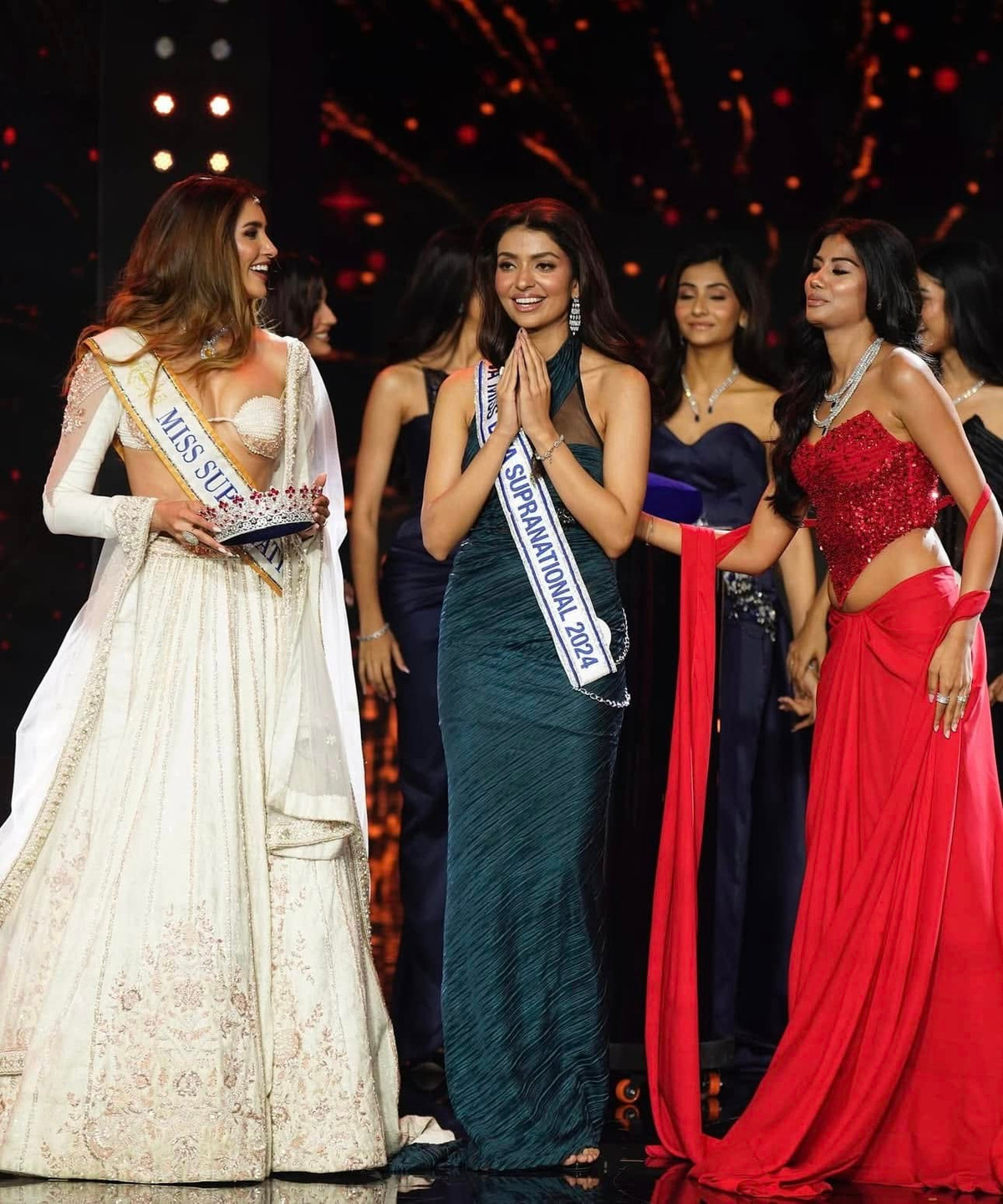 Khoảnh khắc Ayushree Malik được xướng tên hoa hậu. 