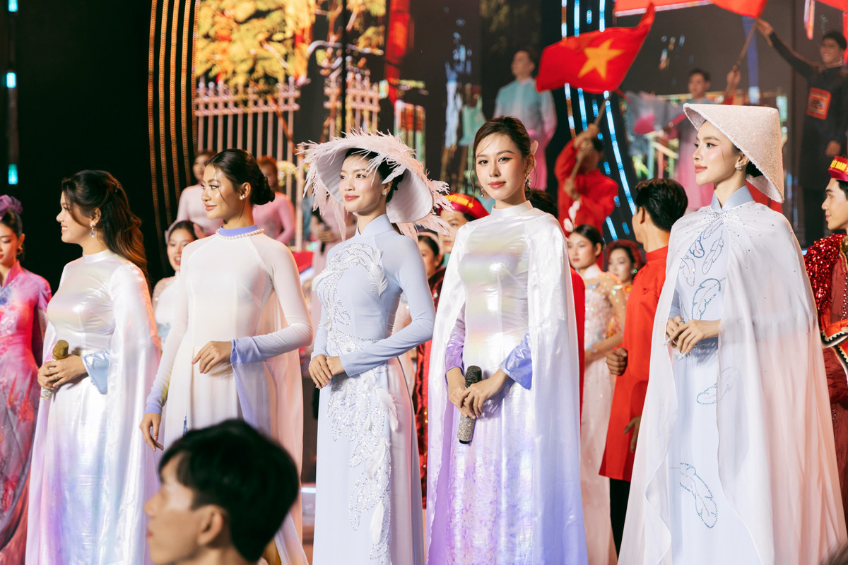 Á hậu Ngọc Hằng lần đầu 'đọ' giọng với Phương Vy Ảnh 1