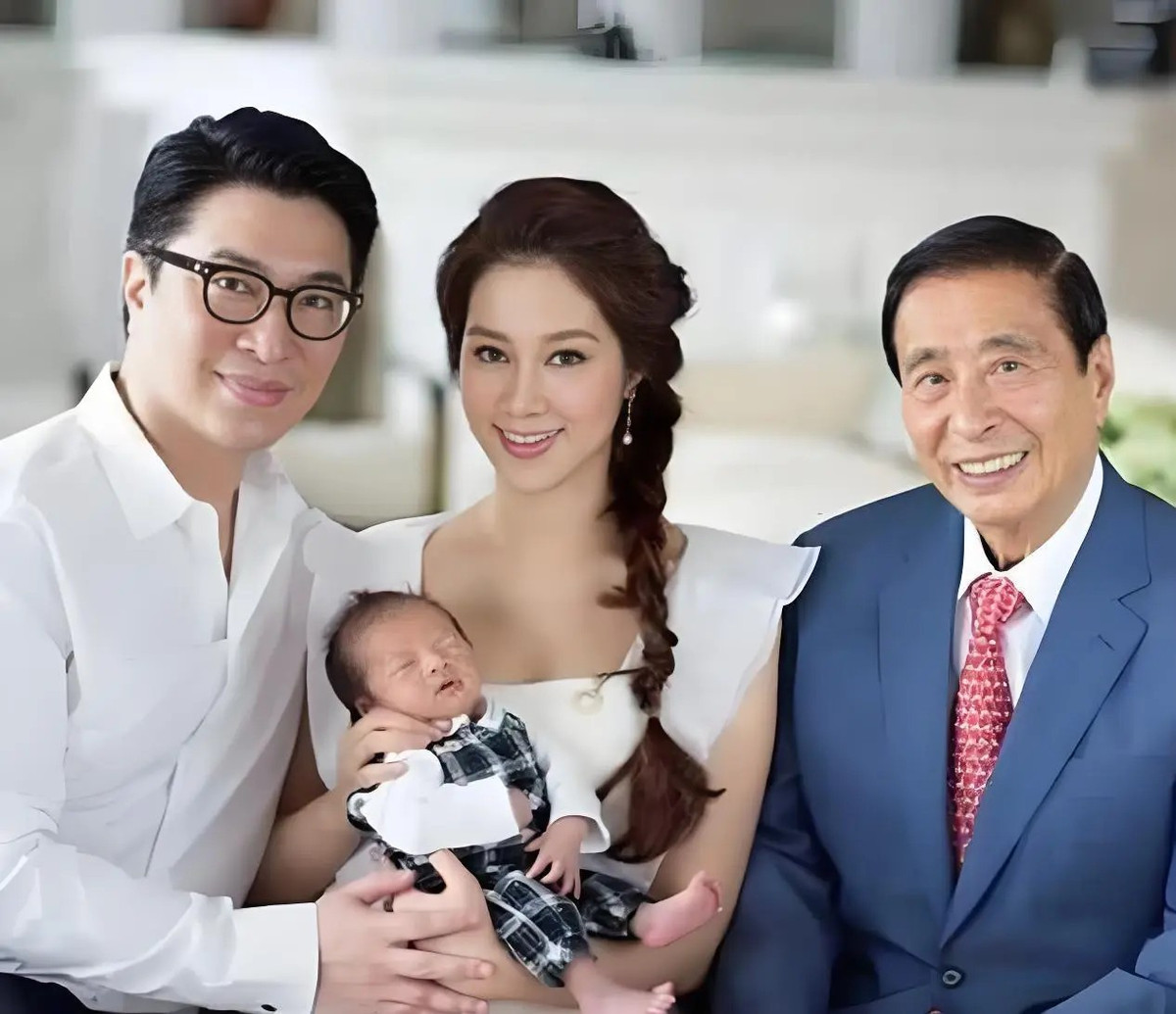 Sinh liền 4 con, nữ diễn viên nhận được khối tài sản kếch xù. (Ảnh: Sohu)