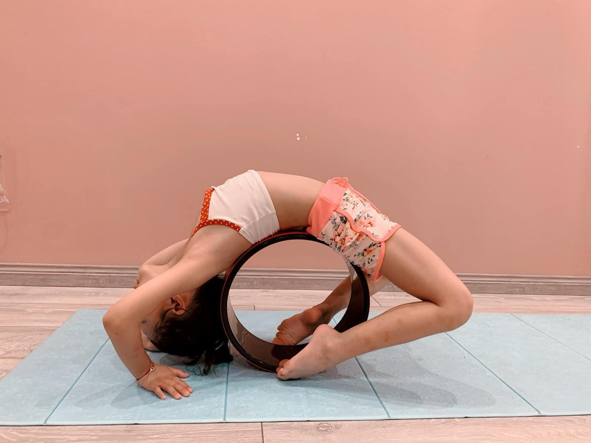 Con gái của Ốc Thanh Vân mới 7 tuổi đã thực hiện được nhiều động tác yoga khó nhằn Ảnh 3