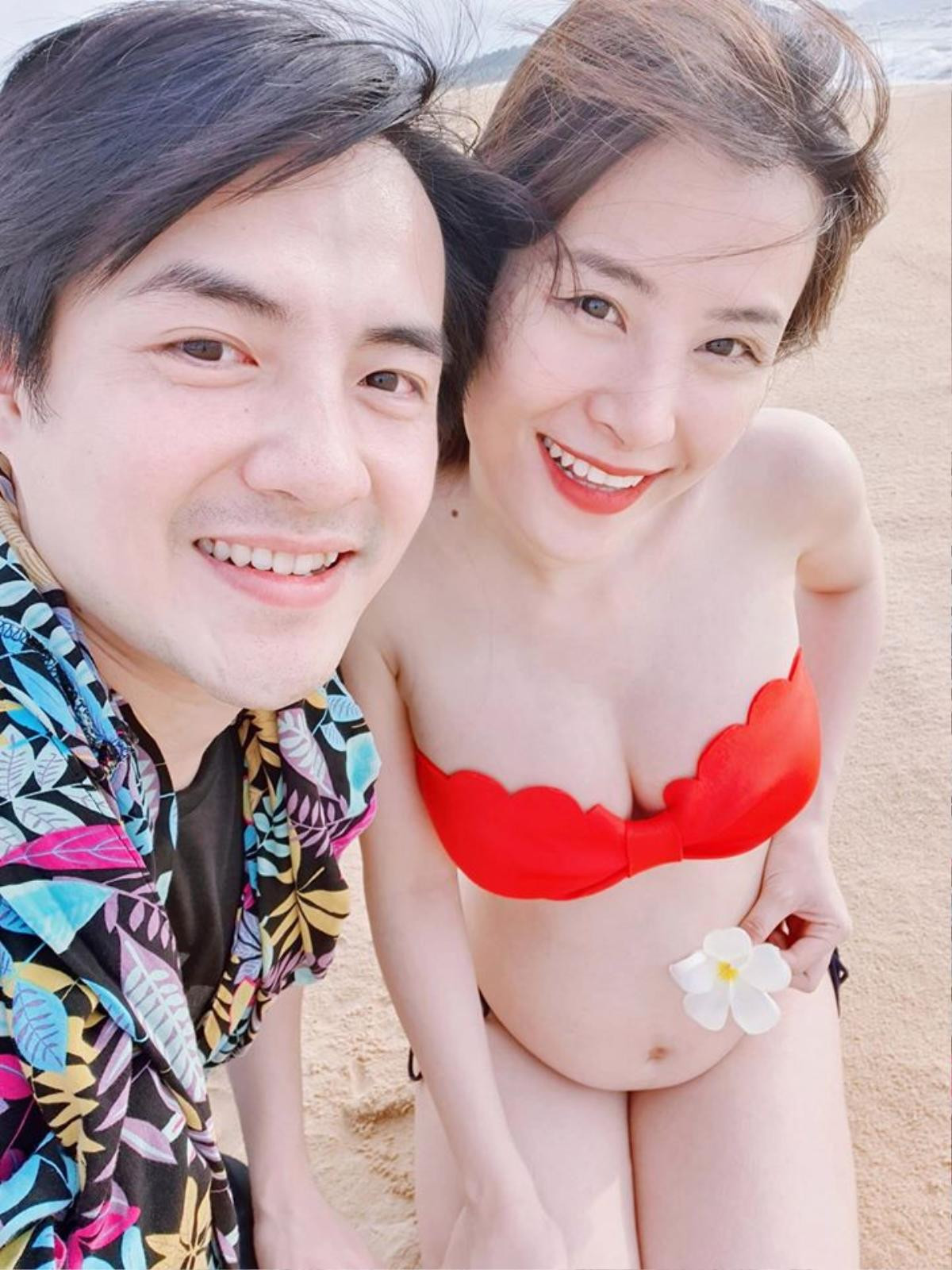 Đông Nhi - Sara Lưu táo bạo diện bikini khoe bụng bầu, nhưng nóng bỏng nhất lại là mỹ nhân này Ảnh 1