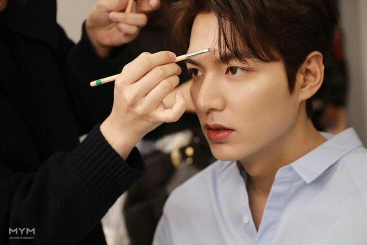 Khoe khoang nhận quà từ fan vào sinh nhật, Lee Min Ho bị Knet ném đá không thương tiếc Ảnh 5