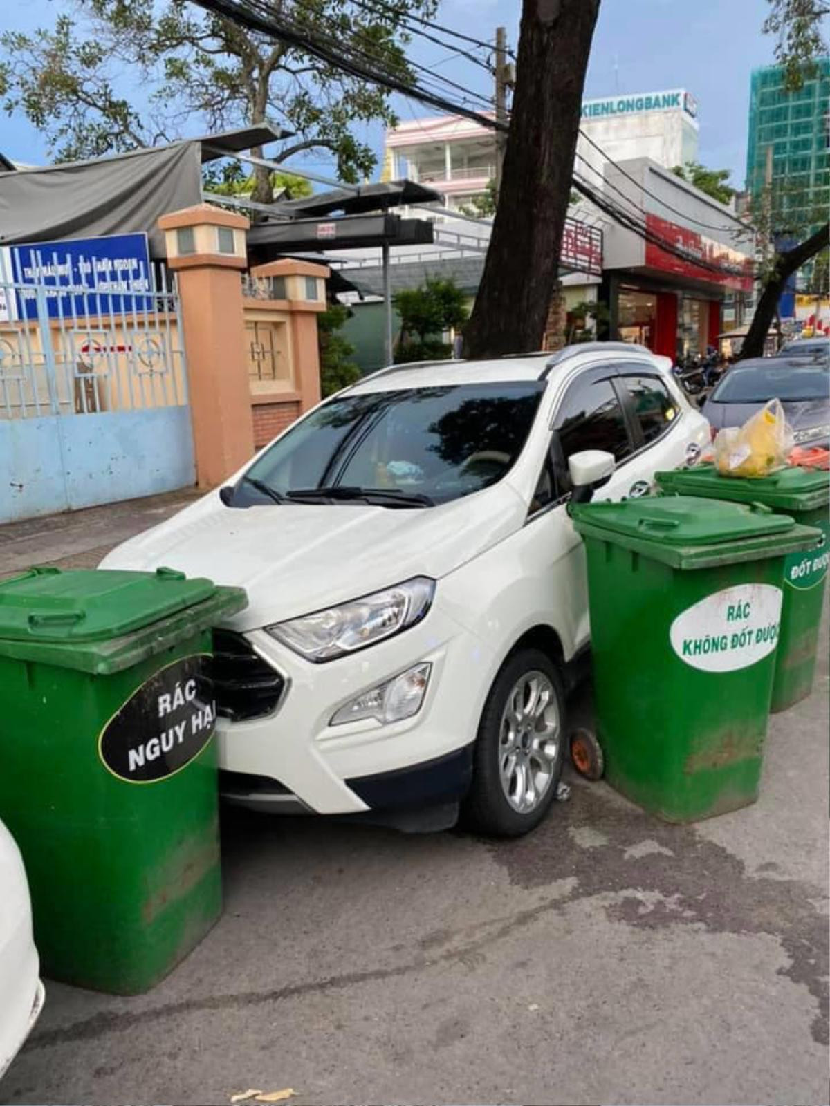 Đậu ô tô trước cổng trường học gây khó chịu, chủ xe 'toát mồ hôi' khi chứng kiến cảnh tượng sau đó Ảnh 1