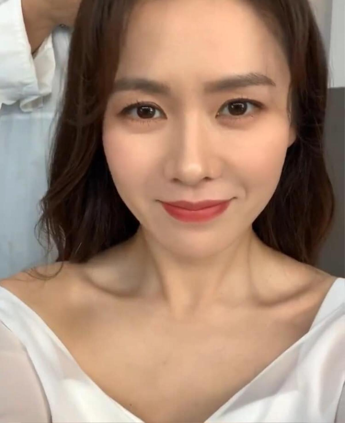 Son Ye Jin tung video và hình tự chụp khiến fans hào hứng: 'Đúng là chị gái biển cả' Ảnh 6