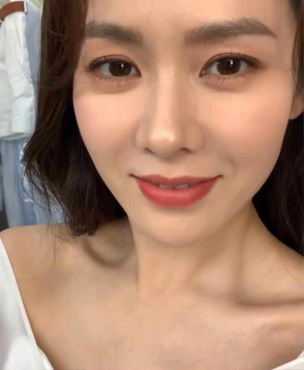 Son Ye Jin tung video và hình tự chụp khiến fans hào hứng: 'Đúng là chị gái biển cả' Ảnh 7