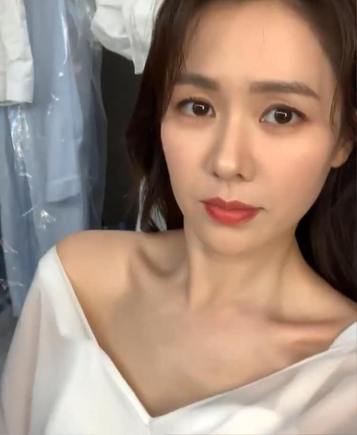 Son Ye Jin tung video và hình tự chụp khiến fans hào hứng: 'Đúng là chị gái biển cả' Ảnh 8