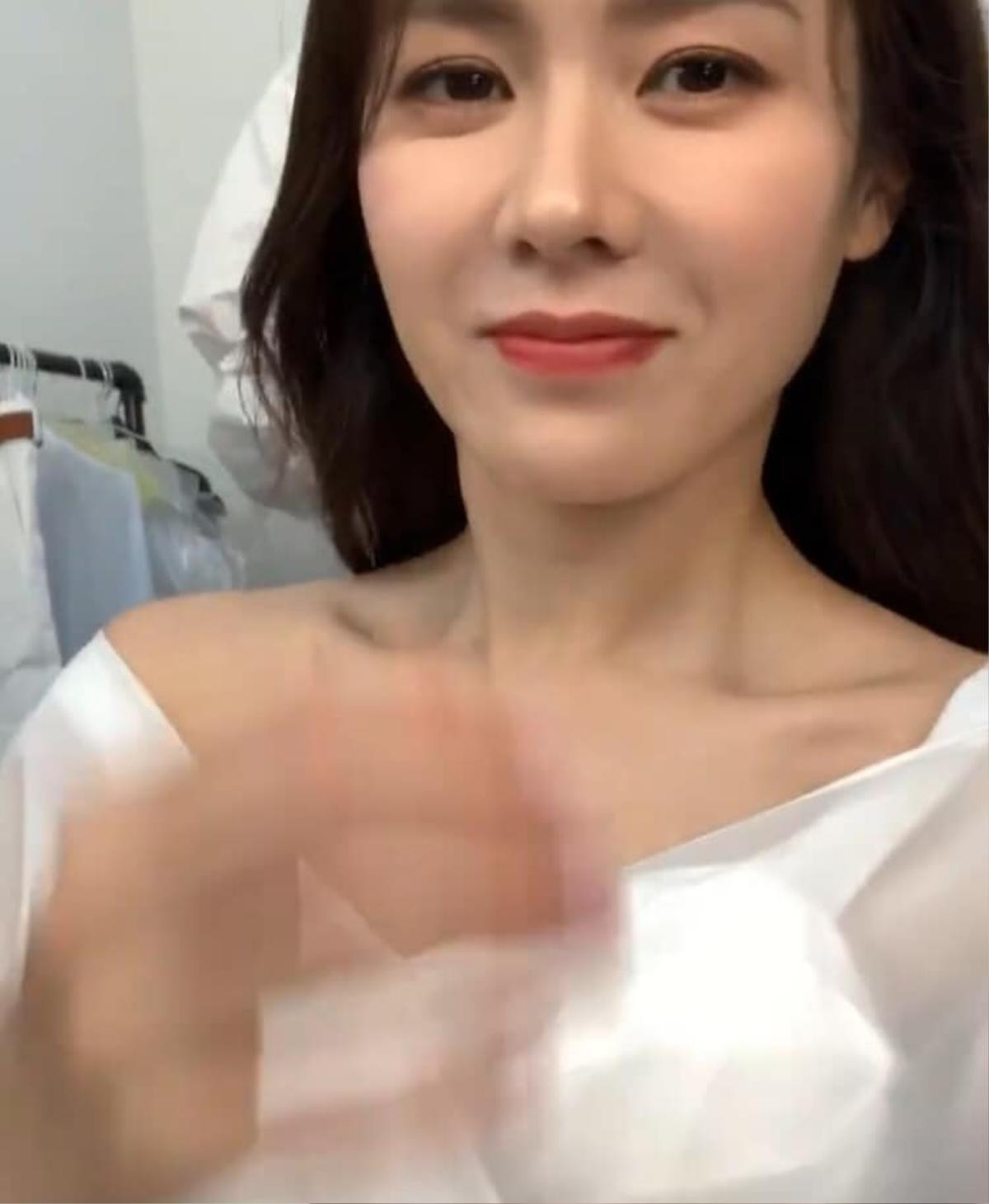 Son Ye Jin tung video và hình tự chụp khiến fans hào hứng: 'Đúng là chị gái biển cả' Ảnh 9