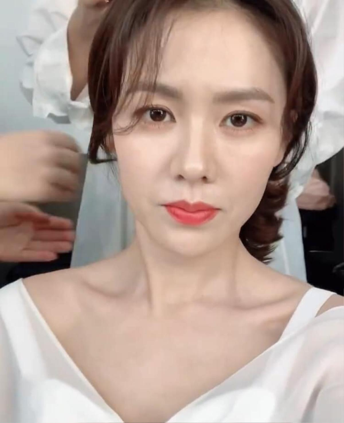 Son Ye Jin tung video và hình tự chụp khiến fans hào hứng: 'Đúng là chị gái biển cả' Ảnh 2