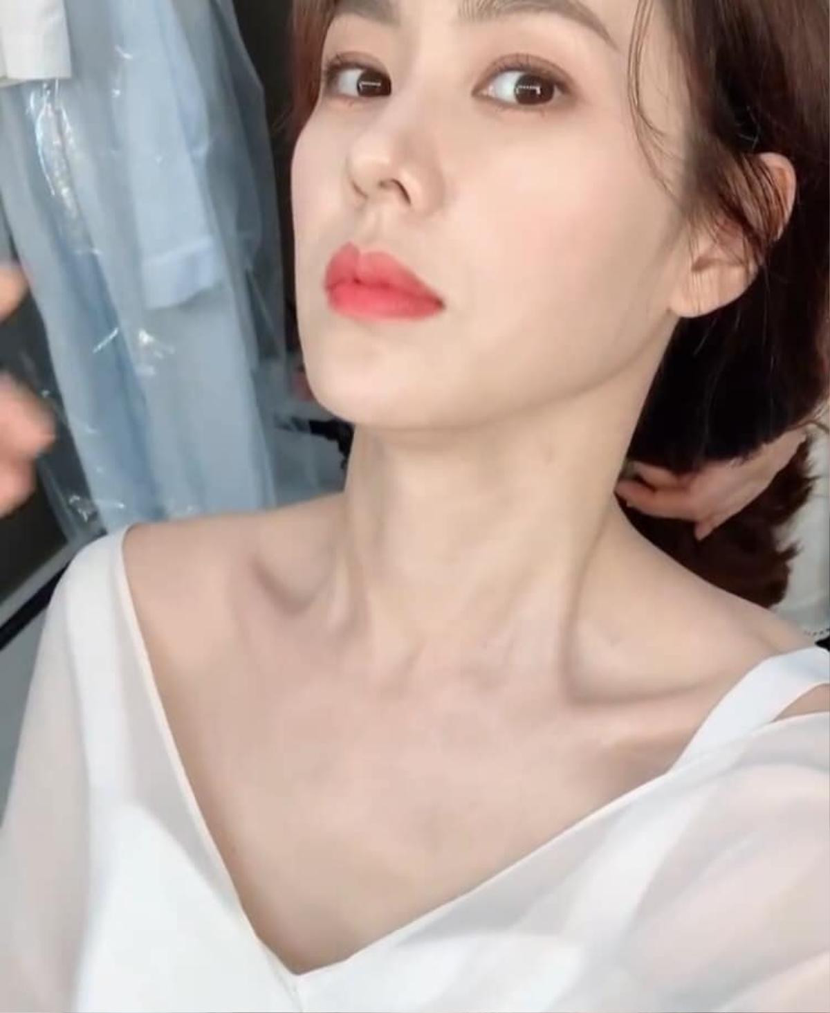 Son Ye Jin tung video và hình tự chụp khiến fans hào hứng: 'Đúng là chị gái biển cả' Ảnh 4