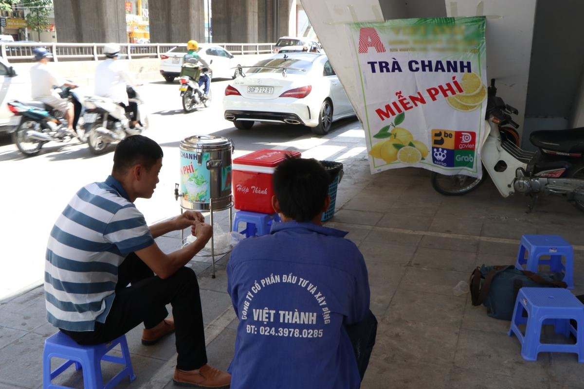 Quán trà chanh, nước lạnh miễn phí giúp người lao động nghèo giải nhiệt giữa nắng nóng kinh hoàng hơn 40 độ C ở Hà Nội Ảnh 1