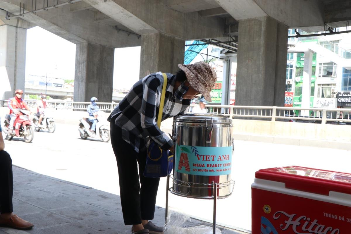 Quán trà chanh, nước lạnh miễn phí giúp người lao động nghèo giải nhiệt giữa nắng nóng kinh hoàng hơn 40 độ C ở Hà Nội Ảnh 9