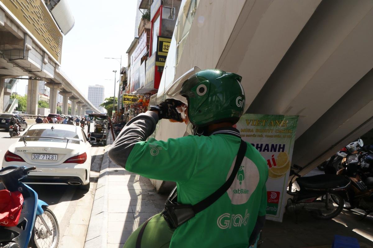 Quán trà chanh, nước lạnh miễn phí giúp người lao động nghèo giải nhiệt giữa nắng nóng kinh hoàng hơn 40 độ C ở Hà Nội Ảnh 11