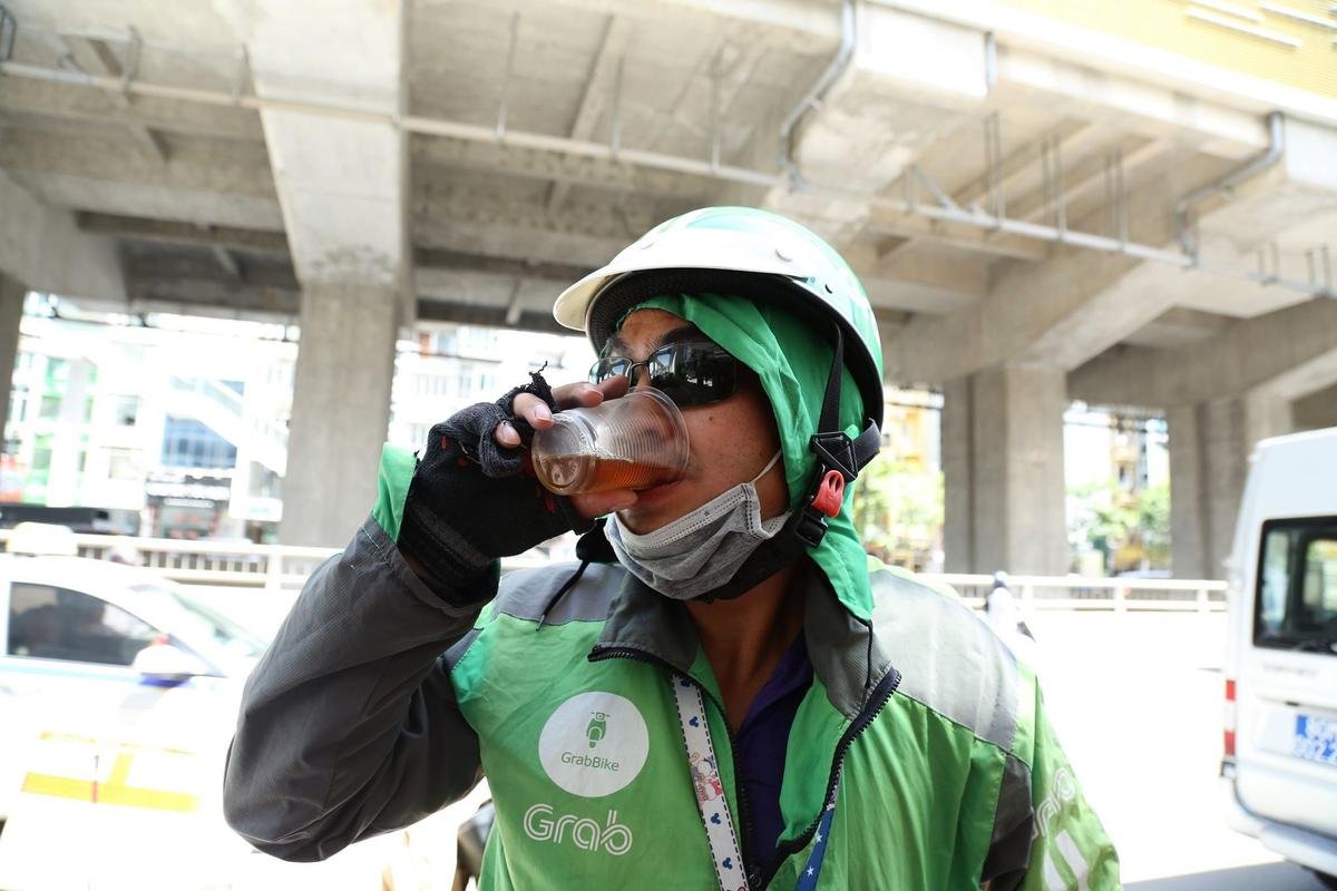 Quán trà chanh, nước lạnh miễn phí giúp người lao động nghèo giải nhiệt giữa nắng nóng kinh hoàng hơn 40 độ C ở Hà Nội Ảnh 4