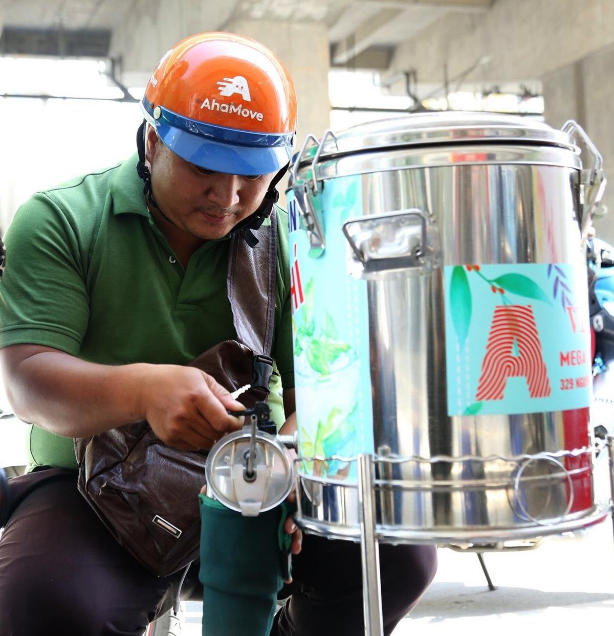 Quán trà chanh, nước lạnh miễn phí giúp người lao động nghèo giải nhiệt giữa nắng nóng kinh hoàng hơn 40 độ C ở Hà Nội Ảnh 6