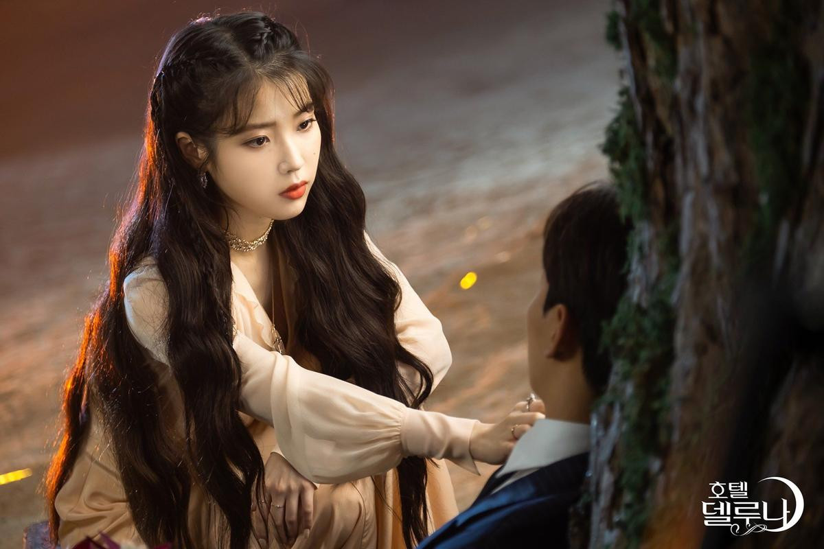 IU, Park Seo Joon và Lee Hyun Woo gửi quà cổ vũ phim của Kim Soo Hyun Ảnh 9