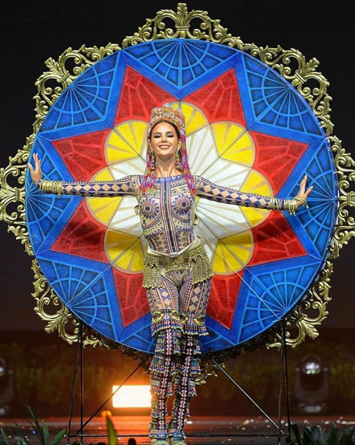 Trang phục dân tộc của Khánh Vân bí ném đá vì 'đạo nhái' National Costume Catriona Gray Ảnh 4