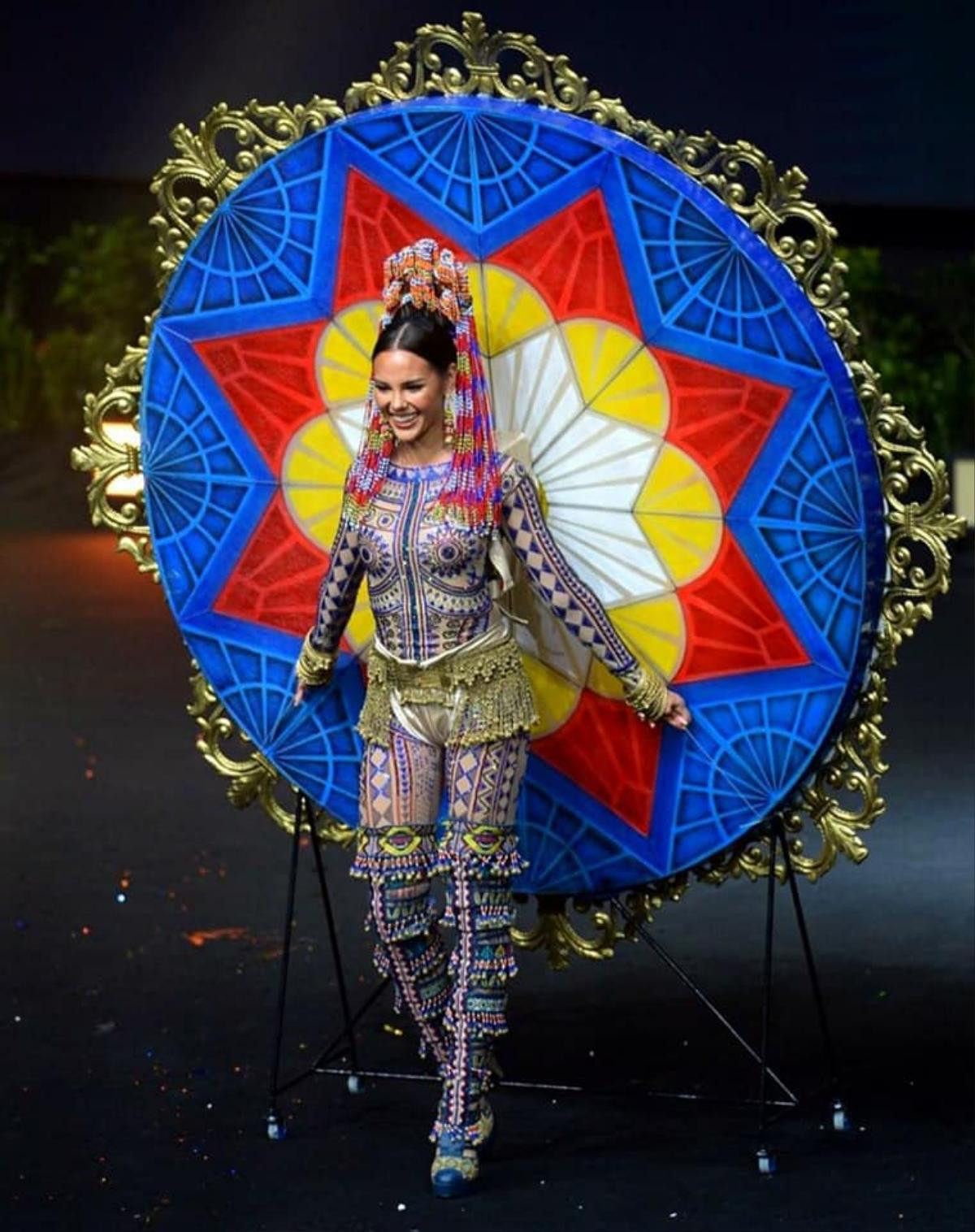 Trang phục dân tộc của Khánh Vân bí ném đá vì 'đạo nhái' National Costume Catriona Gray Ảnh 5