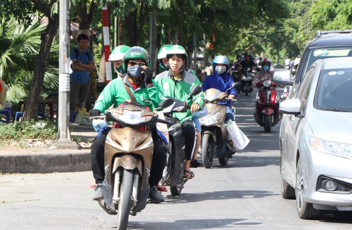 Tài xế xe ôm quay cuồng dưới cái nóng như thiêu đốt tại Hà Nội: Giấu gia đình và người yêu, nhiều lúc hoa mắt vì nắng nóng Ảnh 2