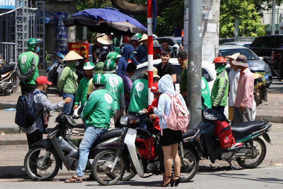 Tài xế xe ôm quay cuồng dưới cái nóng như thiêu đốt tại Hà Nội: Giấu gia đình và người yêu, nhiều lúc hoa mắt vì nắng nóng Ảnh 12