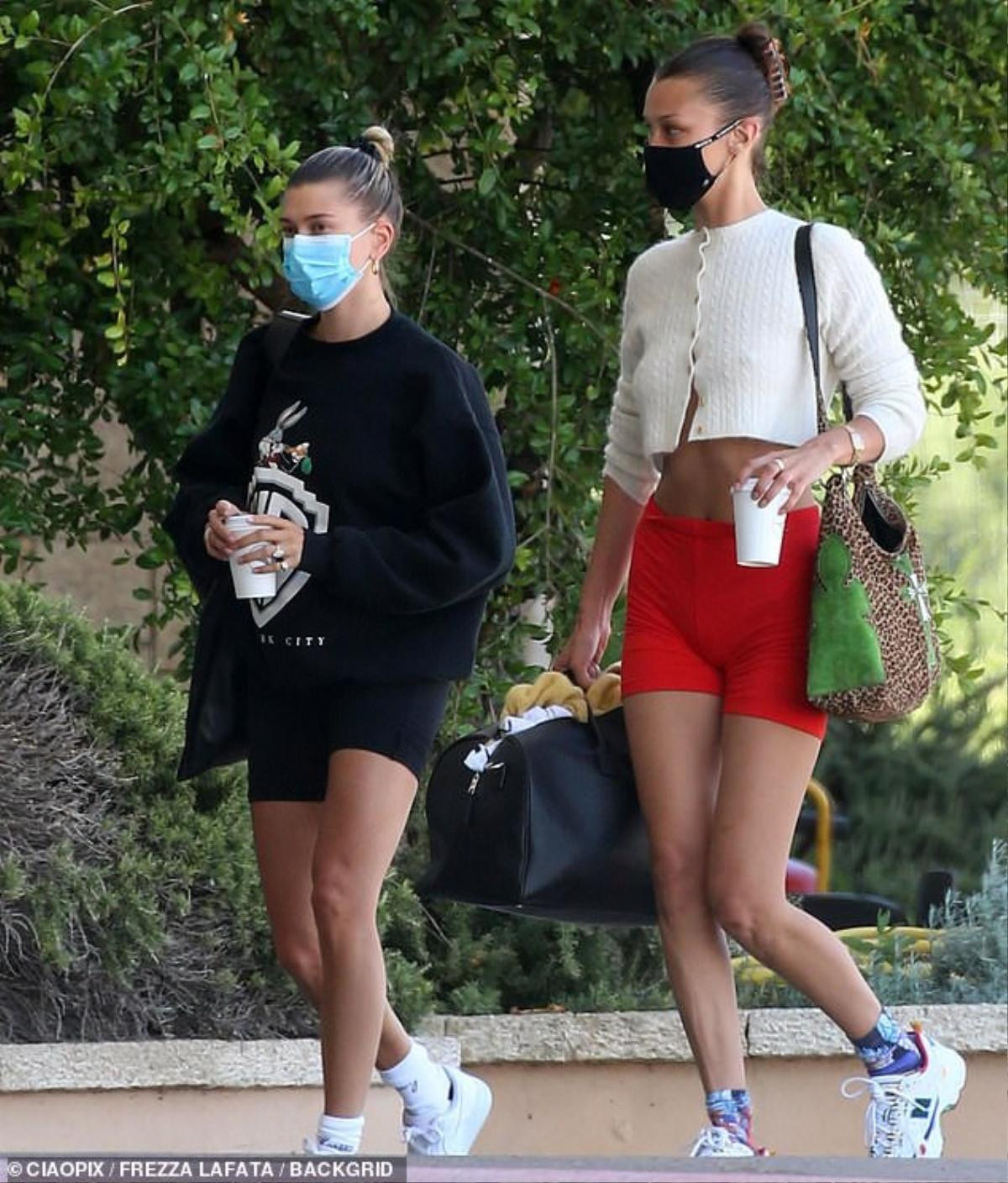 Hailey Bieber phát tướng, Bella Hadid khoe sắc vóc đẹp ngất ngây khi chụp hình tại Ý Ảnh 5