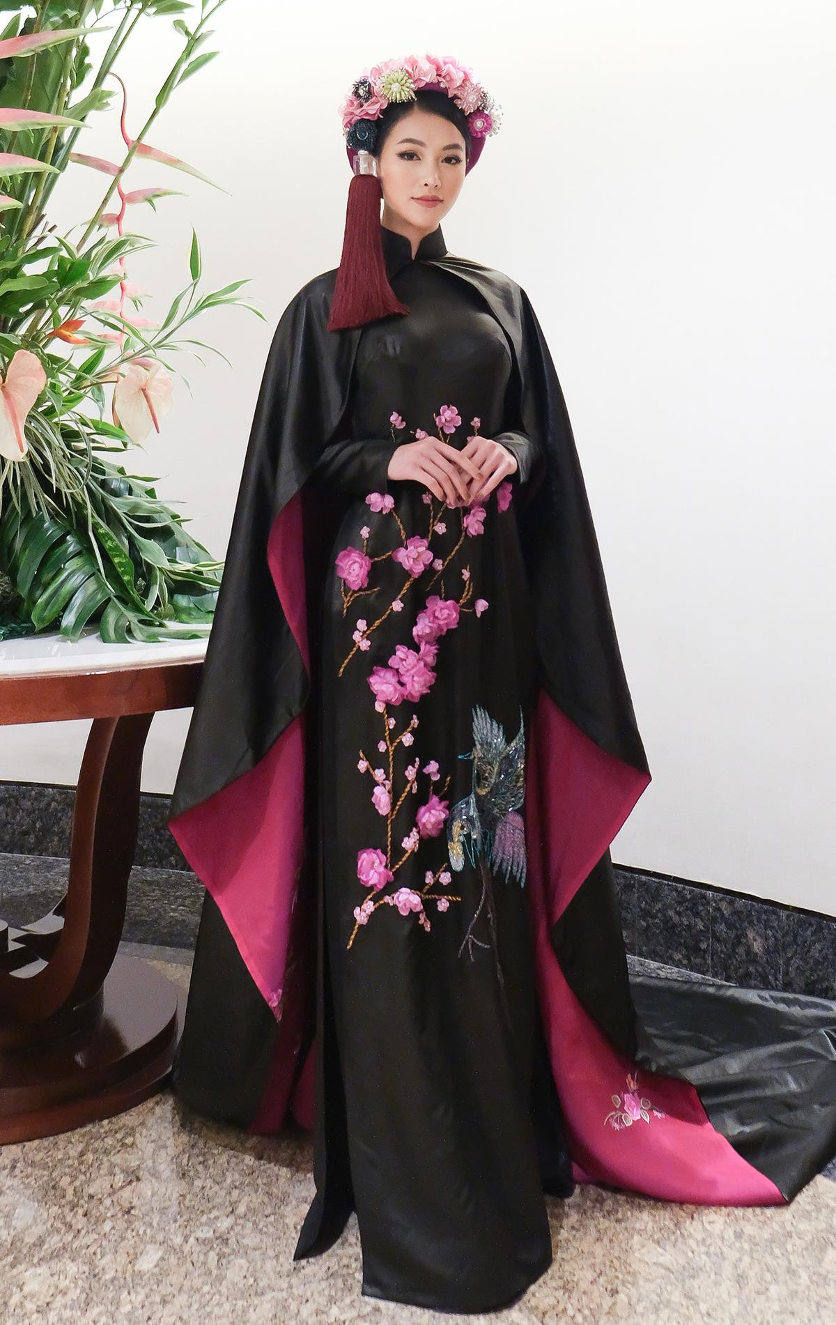 H'Hen Niê - Phương Khánh - Tiểu Vy diện áo dài cầu kì không kém National Costume thi quốc tế Ảnh 6