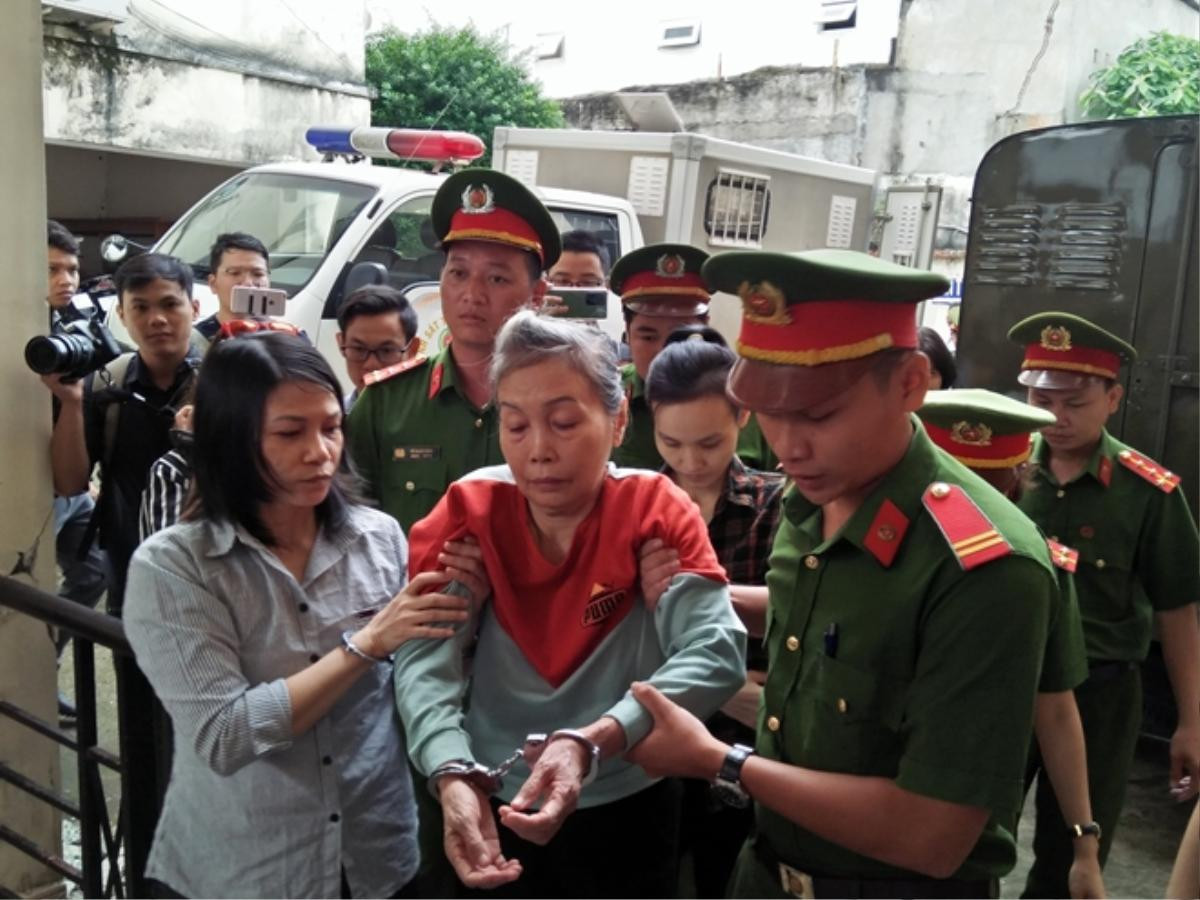 Xử vụ đổ bê tông giấu thi thể ở Bình Dương: Các bị cáo bình thản đến tòa, mẹ kẻ chủ mưu được dìu đến do sức khỏe yếu Ảnh 4