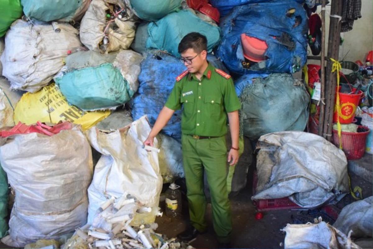 Phát hiện 9 bao tải đựng kim tiêm, ống nghiệm còn dính máu tại một cơ sở phế liệu ở Đồng Nai Ảnh 1