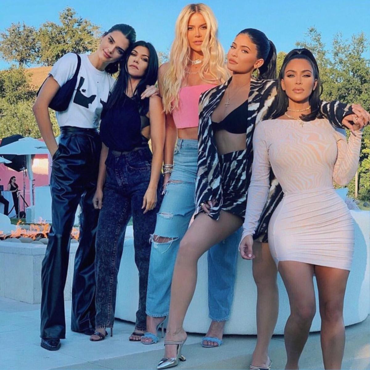 Soi mặt mộc của chị em nhà Kardashian: Liệu còn hoàn hảo khi thiếu đi lớp son phấn? Ảnh 1