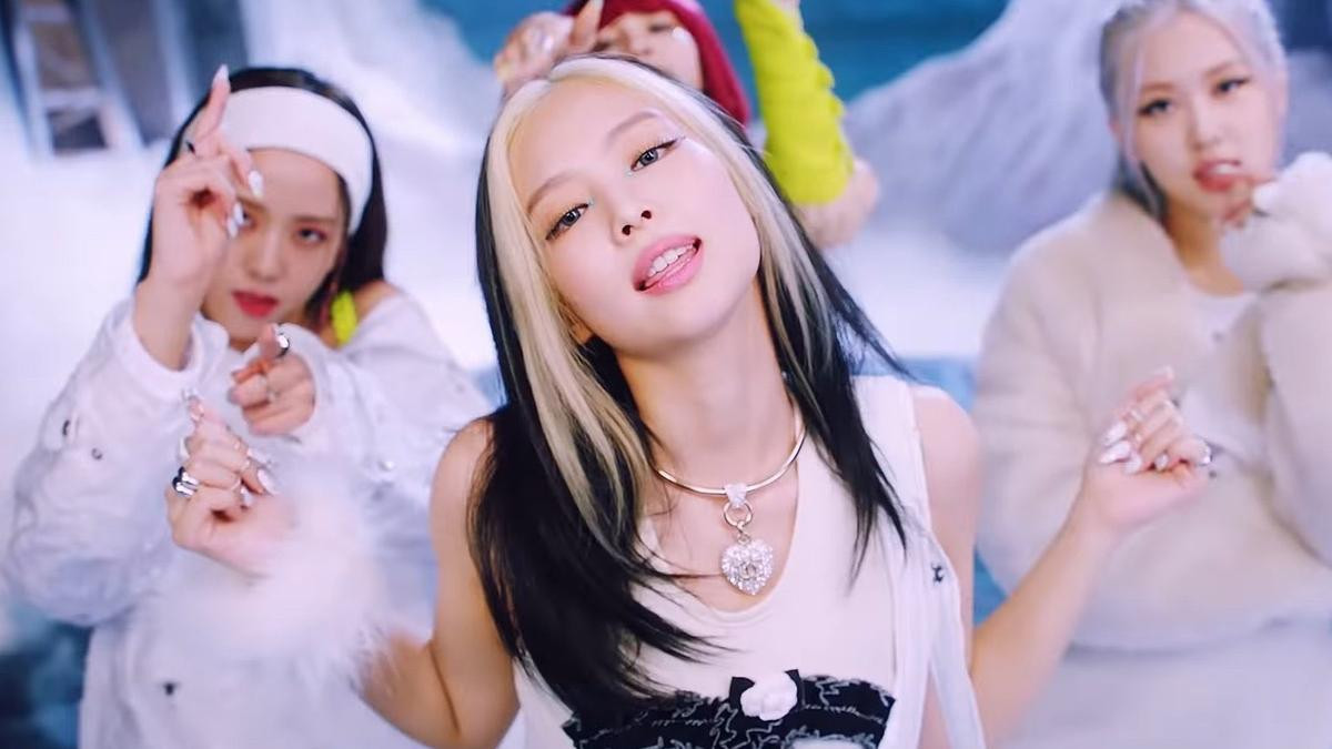 Lisa chiếm spotlight với 2 màu tóc 'chóe lòe' trong MV, Jennie cũng không thua kém khi để tóc ngắn ngang vai chưa ai thấy bao giờ Ảnh 10