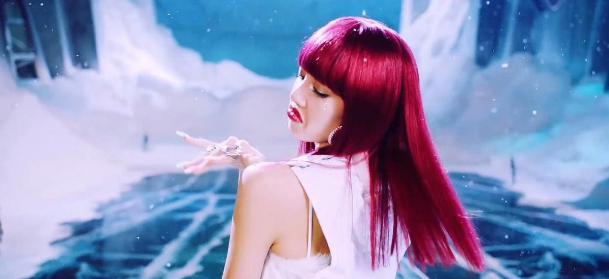 Lisa chiếm spotlight với 2 màu tóc 'chóe lòe' trong MV, Jennie cũng không thua kém khi để tóc ngắn ngang vai chưa ai thấy bao giờ Ảnh 5