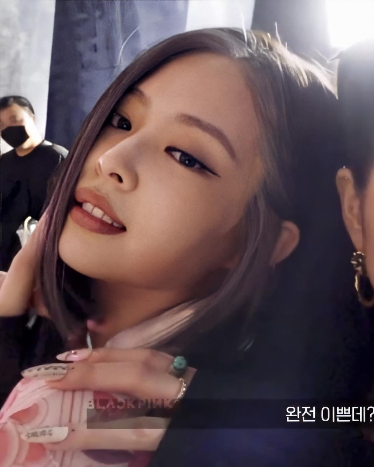 Lisa chiếm spotlight với 2 màu tóc 'chóe lòe' trong MV, Jennie cũng không thua kém khi để tóc ngắn ngang vai chưa ai thấy bao giờ Ảnh 15