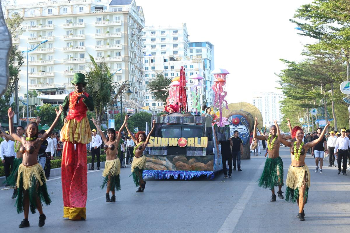 Hàng nghìn du khách thích thú xem Carnival đường phố sôi động ở bãi biển Sầm Sơn Ảnh 2