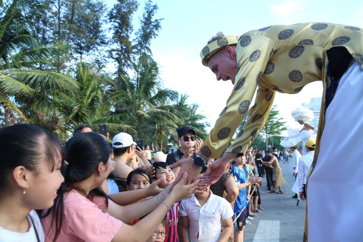 Hàng nghìn du khách thích thú xem Carnival đường phố sôi động ở bãi biển Sầm Sơn Ảnh 11