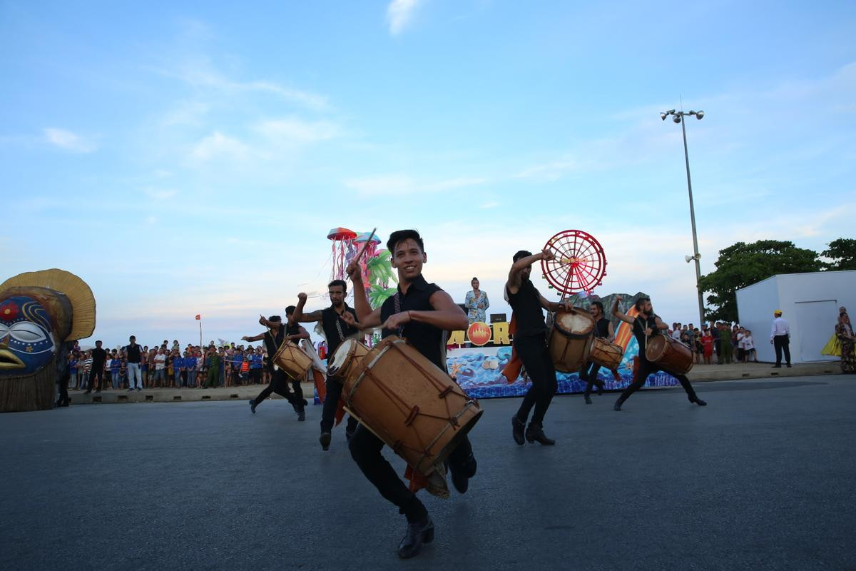 Hàng nghìn du khách thích thú xem Carnival đường phố sôi động ở bãi biển Sầm Sơn Ảnh 12